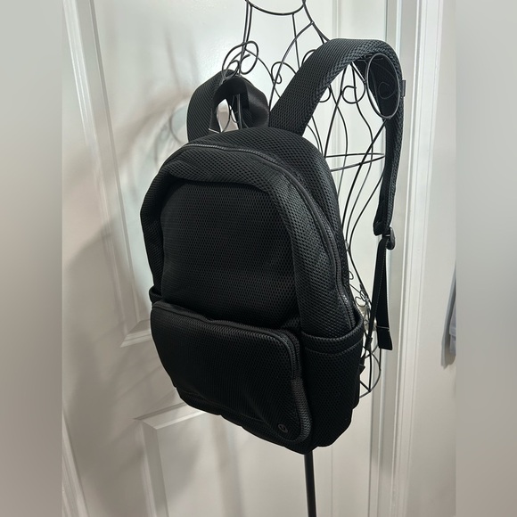 lululemon athletica Black Everywhere Backpack 22L  Mesh-PRICE IS FIRM - Picture 3 of 4